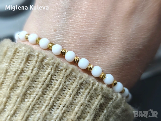 Ластична гривна с Бял Ахат и Мъниста в златисто