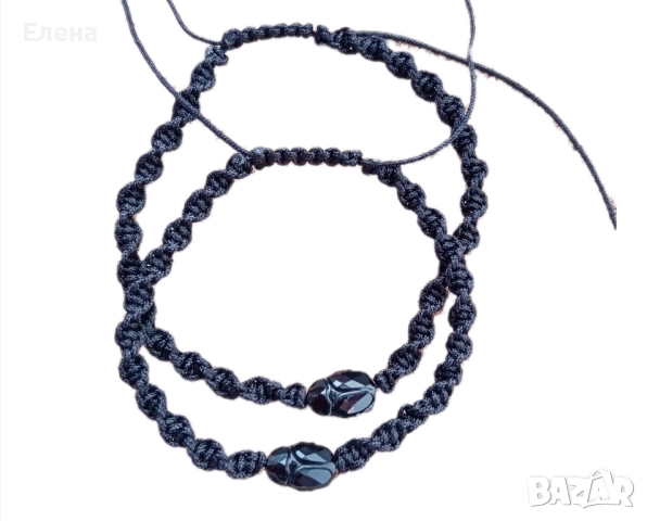 Гривни за двама Скарабей 