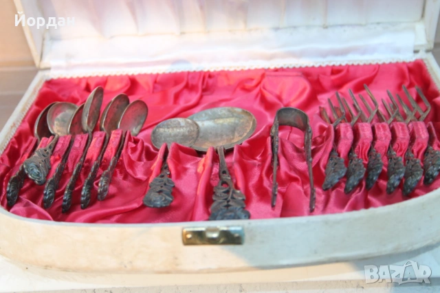 Сребърни вилици и лъжици