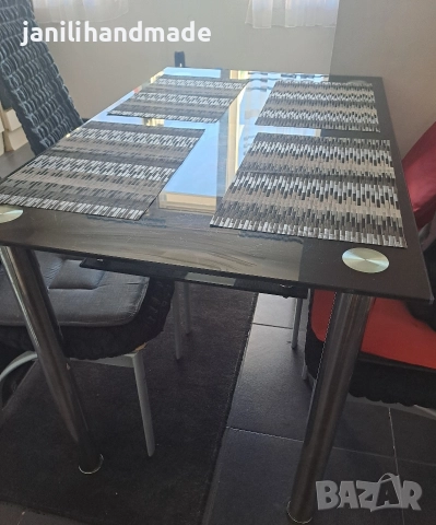 Черна стъклена трапезна маса