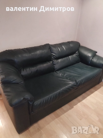 Тъмно зелен кожен диван 