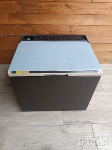 Хладилник на газ 12 и 220 волта Electrolux 