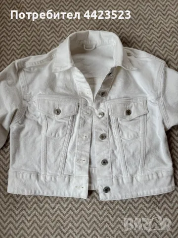 Бяло дънково яке, без следи от носене