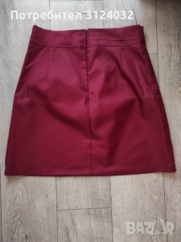 Продавам червена пола с висока талия 