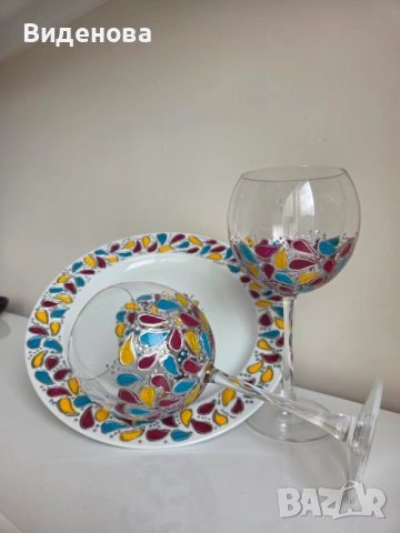 Сет две чаши за вино и чиния за сирена
