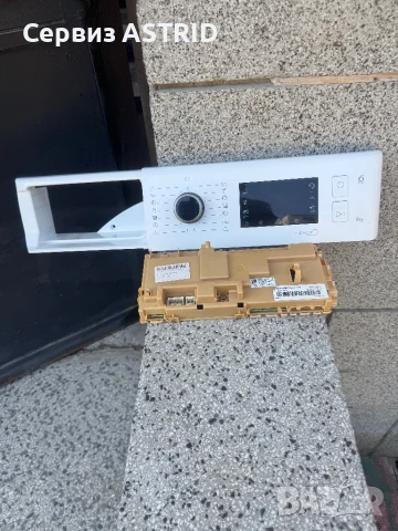 Продавам перфектна управляваща и горна платка с предният панел  за сушилня  Whirlpool