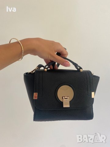 Дамска черна чанта със златисти кантове