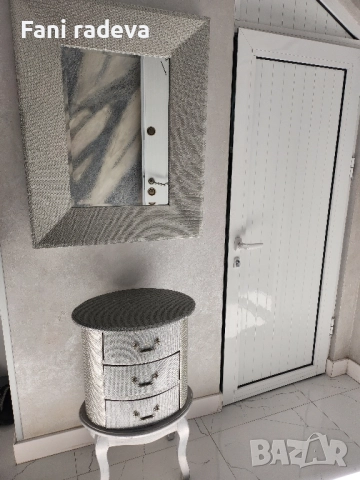 огледало и шкаф