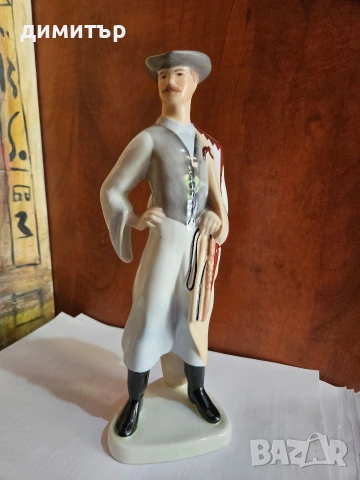 Винтидж порцеланова статуетка Aquincum Budapest – унгарска народна носия, 28 см