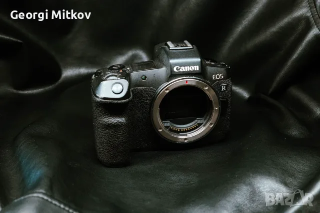 Фотоапарат Canon EOS R с 2 батерии + зарядно