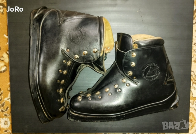 Hochland - Vintage скиорски обувки 50те години на миналия век.