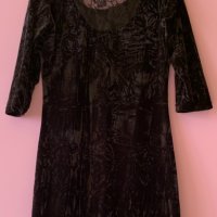 Рокля дамска, BASIC EQUIPMENTмек черен фигурален плюш, приятно усещане на тялото, с дантела на гърба, снимка 2 - Рокли - 40075118