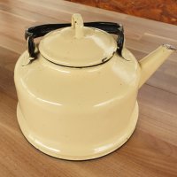 Емайлиран чайник , снимка 1 - Антикварни и старинни предмети - 29881017