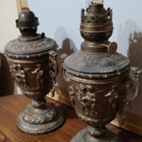 Уникални старинни газени лампи комплект два броя с красиви орнаменти и фигурки ангелчета , снимка 1 - Настолни лампи - 44781899