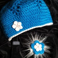 Ръчно плетен комплект шапка и брошка, уникат, снимка 1 - Шапки - 30156819