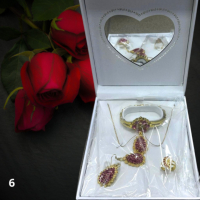 Елегантен подаръчен комплект бижута - пръстен, гривна, обеци и колие в луксозна кутия налични модели, снимка 6 - Бижутерийни комплекти - 44534658