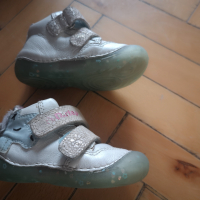 Комплект за бебе - биберон, пантофи, шише, поводи, снимка 8 - Бебешки обувки - 44525567