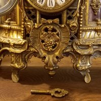 Масивен бронзов механичен часовник с два свещника петици, снимка 11 - Декорация за дома - 38791362