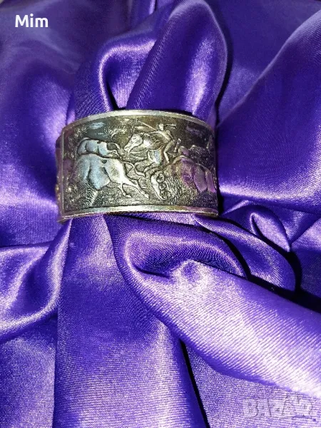 Винтидж Гривна с релефна сцена на лов за бизони , снимка 1