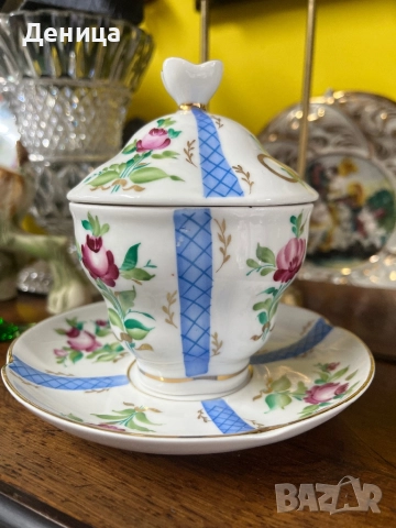 ЛФЗ червен печат Богато  украсена чаша за чай с чинийка и капак. Ръчно рисувани мотиви , снимка 5 - Антикварни и старинни предмети - 52880972