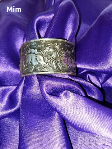 Винтидж Гривна с релефна сцена на лов за бизони 