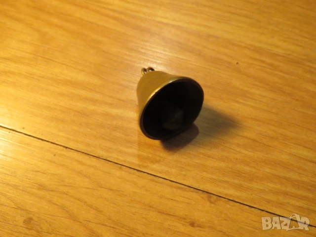 Малко бронзово звънче хлопка чан  - приятен звън и красота за теб и твоята колекция 