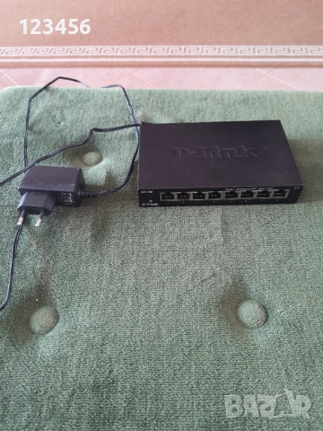 D-Link DES-108(  8-портов бърз Ethernet неуправляем дескстоп суич)