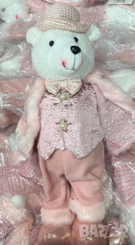 Плюшено мече с празничен тоалет – стилна декорация за дом, офис и подарък