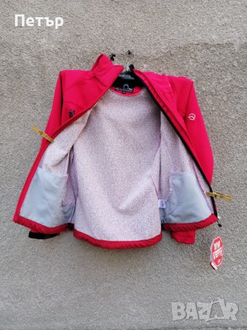 Продавам чисто ново дамско червено яке софт шел The North Face, снимка 8 - Якета - 30037415