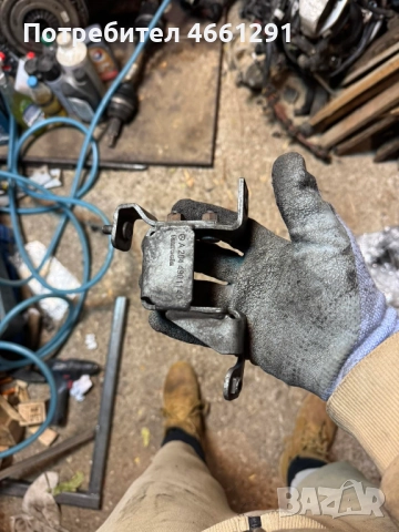 Планка за двигател на Мерцедес Mercedes 2.2Cdi само за 10лв. A2044901140