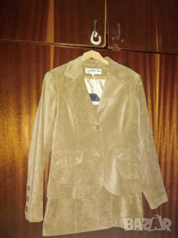 Дамски костюм от меко кадифе, снимка 3 - Костюми - 30953903