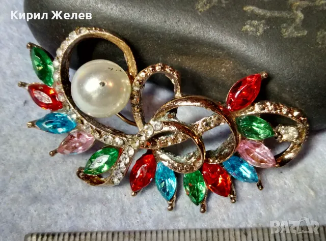 РАЗКОШНА АЖУРНА ЗЛАТИСТА ПЕРЛЕН Тип БРОШКА с ИСКРЯЩИ РАЗНОЦВЕТНИ ЮВЕЛИРНО ФАСЕТИРАНИ ЦИРКОНИ 29588