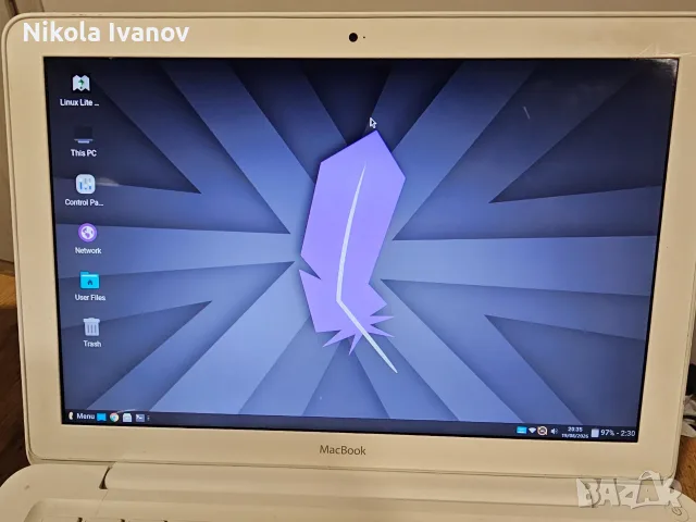 БЯЛ Apple MacBook 13" A1342 late 2009 Core 2 Duo 2.26Ghz| 8GB RAM | 128GB SSD | Зарядно | 2.5ч. Бат, снимка 2 - Лаптопи за дома - 55729931