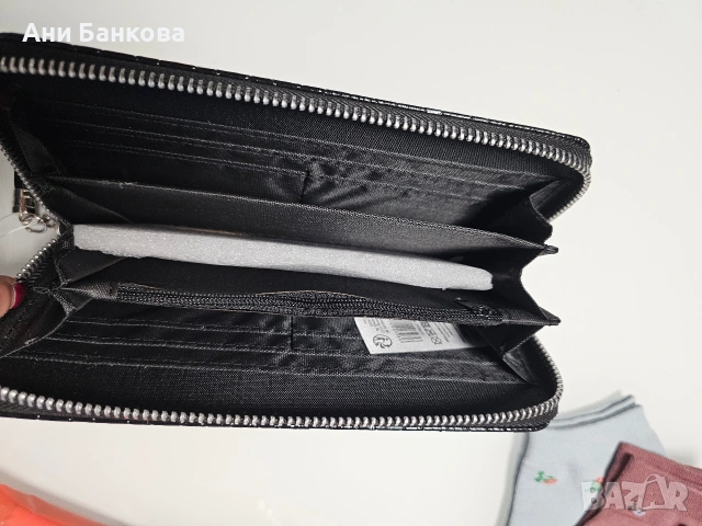 Чисто нов дамски портфейл / клъч с 3D мотиви и лачен ефект , снимка 2 - Портфейли, портмонета - 54153941