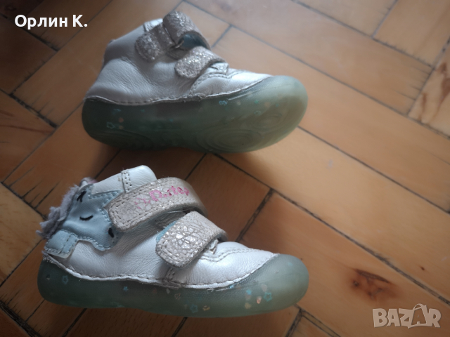 Комплект за бебе - биберон, пантофи, шише, поводи, снимка 8 - Бебешки обувки - 44525567