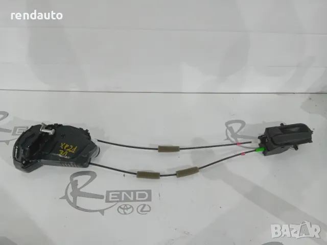 Задна лява брава врата toyota yaris cross 1.5 hybrid 2019-2024