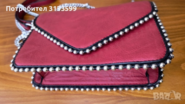 Малка червена чанта с дълъг синджир за носене през рамо , снимка 6 - Чанти - 51472648