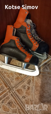 Обувки със кънки за лед.