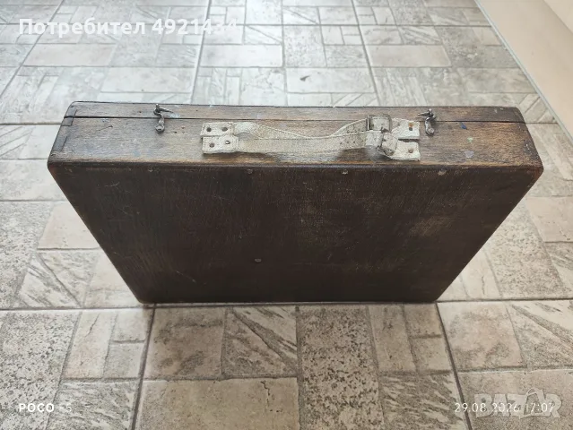 Старо дървено куфарче на художник и палитри