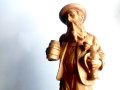 Стара голяма дървена фигура на ловец с лула и халба бира, снимка 9