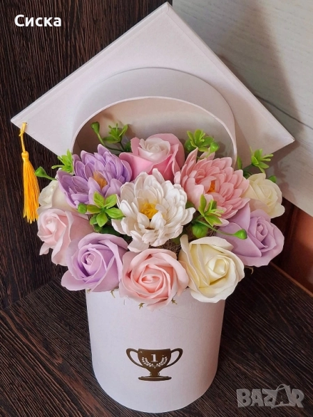 Бяла кутия шапка без чекмедже със сапунени цветя за бъдещи абитуриенти/абсолвенти👩‍🎓👨‍🎓, снимка 1