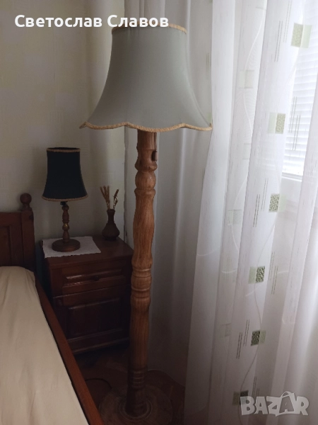 Висок лампион със стойка от стругован дъб и светлозелена шапка  , снимка 1