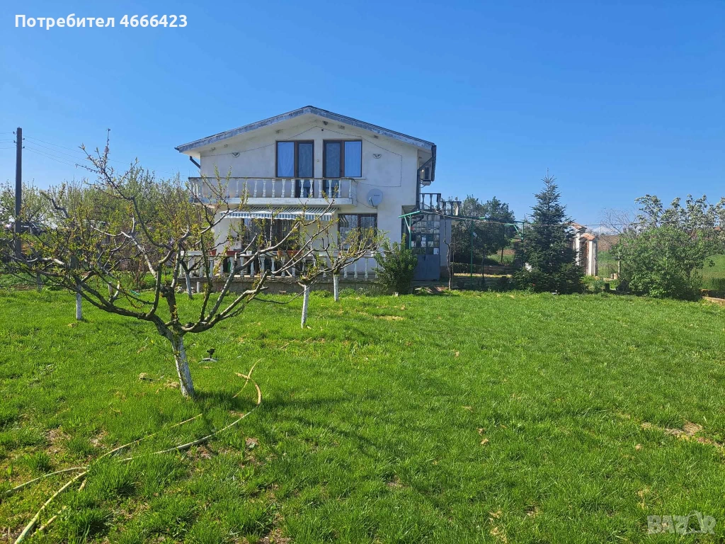 Собственик продава двуетажна масивна къща с три самостоятелни парцела и разработен бизнес , снимка 1