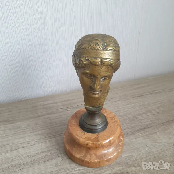 Стара бронзова пластика на жена върху мрамор, снимка 1