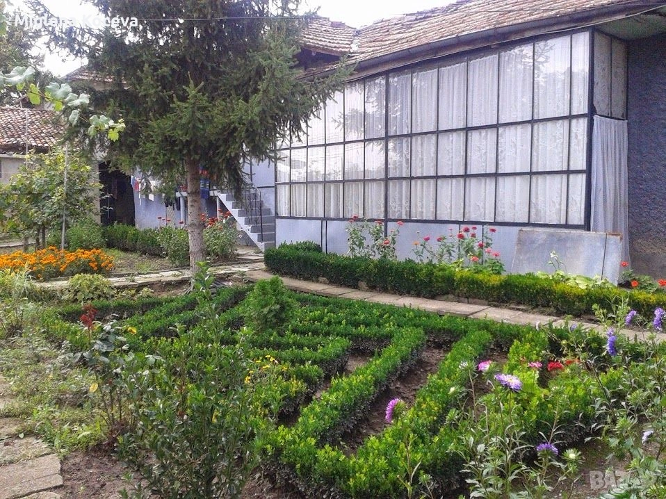 Къща с дворно място, снимка 1