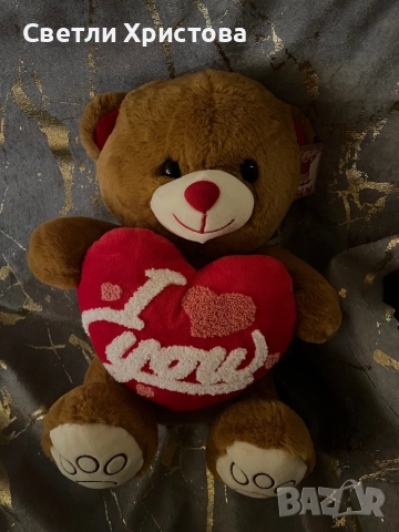 Продавам чисто ново плюшено мече – среден размер, държи сърце с надпис LOVE., снимка 3 - Плюшени играчки - 52682684
