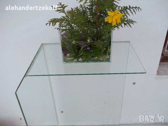 Декоративна стъклена конзола поставка етажерка, снимка 3 - Декорация за дома - 30945042