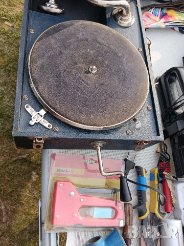 Продавам стар грамофон с манивела с пружина, снимка 6 - Антикварни и старинни предмети - 53151098