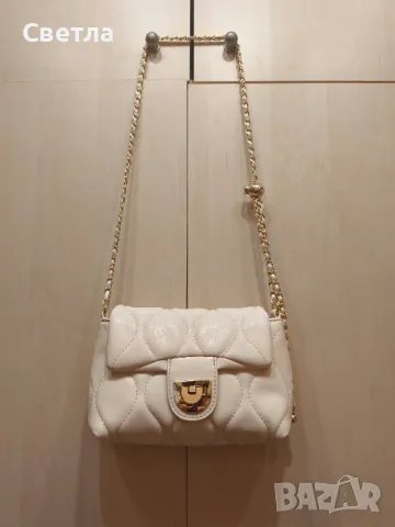 Елегантна малка дамска чанта с регулируема дължина на дръжката.