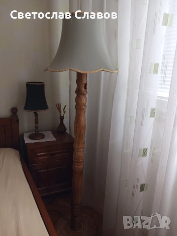 Висок лампион със стойка от стругован дъб и светлозелена шапка  